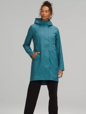 Lululemon Rain Rebel Jacket Capture Blue size 2 Like New